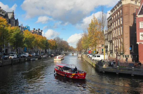 Amsterdam Holandia Listopada 2015 Kanał Amsterdam Jesienią Dużymi Chmurami Statkiem — Zdjęcie stockowe
