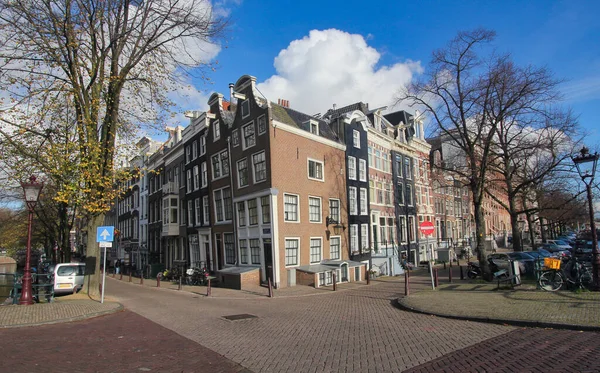 Amsterdam Países Bajos Noviembre 2015 Calle Con Casas Históricas Árboles — Foto de Stock