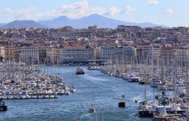 Marsilya, Fransa - 2 Ekim 2019: Yatlar ve yelkenliler 2 Ekim 2019 'da Fransa' nın Marsilya limanında