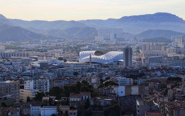 Marsilya, Fransa - 28 Eylül 2019: Marsilya ve Marsilya 'daki futbol stadyumunun görüntüsü 28 Eylül 2019