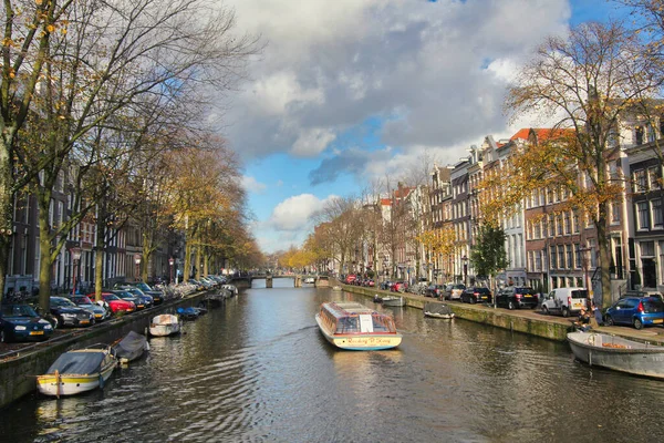 Amsterdam Hollanda Kasım 2015 Sonbaharda Amsterdam Kanalı Nda Büyük Bulutlar — Stok fotoğraf