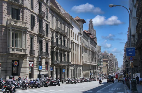 Barcelona Espanha Maio 2015 Tráfego Uma Rua Com Edifícios Históricos — Fotografia de Stock