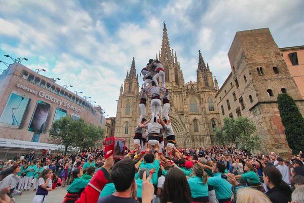 2015年5月23日 西班牙巴塞罗那 2015年5月23日 人们在西班牙巴塞罗那大教堂前的人群中建造了一座称为 的人塔 — 图库照片