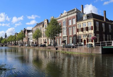 Leiden, Hollanda - 11 Ağustos 2018: Leiden, Hollanda 'da tarihi yapılar ve köprü