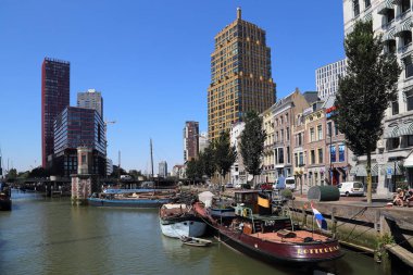 Rotterdam, Hollanda - 14 Temmuz 2018: Rotterdam, Hollanda 'da eski ve modern binalarla çevrili eski bir limandaki tarihi tekneler