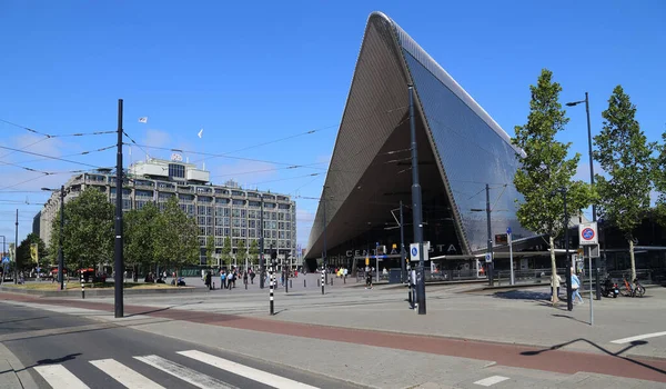 Rotterdam Paesi Bassi Luglio 2018 Gente Cammina Davanti Alla Stazione — Foto Stock