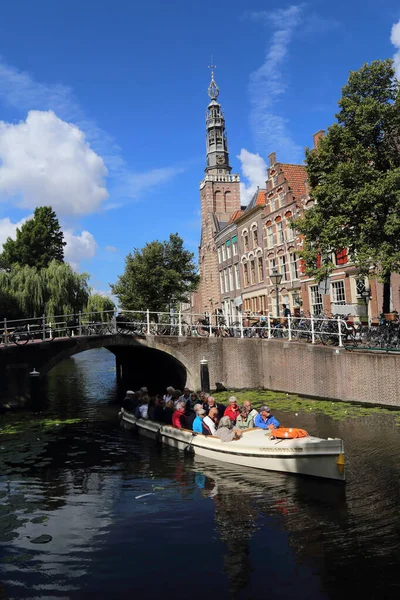 オランダのライデン 2018年8月11日 オランダのライデンにある歴史的運河のボートに乗っている人々 — ストック写真