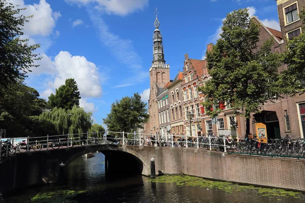 Leiden Nederländerna Augusti 2018 Kyrkan Och Andra Historiska Byggnader Kanal — Stockfoto