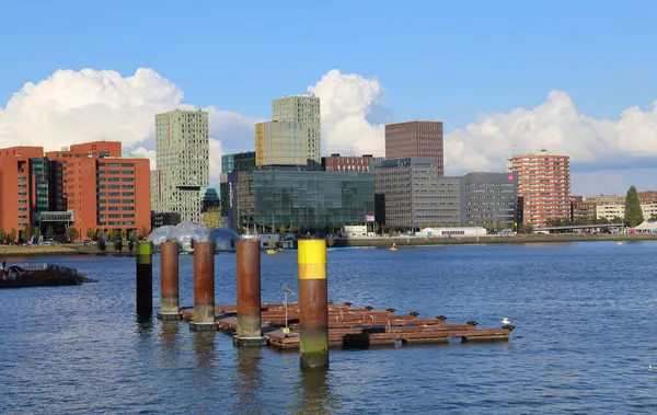 Rotterdam, Hollanda - 2 Eylül 2017: Hollanda 'nın merkezi Rotterdam' daki Meuse nehri boyunca eski binalar ve modern ofis binaları