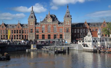 Amsterdam, Hollanda - 23 Mayıs 2019: Hollanda, Amsterdam 'daki Merkez Tren İstasyonu ve tren yolcuları 23 Mayıs 2019