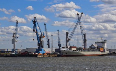 Hamburg, Almanya - 2 Temmuz 2019: 2 Temmuz 2019 Hamburg, Almanya 'da Hamburg limanında liman, gemi ve liman vinçleri