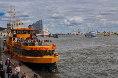 Hamburg, Almanya - 2 Temmuz 2019: Yolcular 2 Temmuz 2019 'da Almanya' nın Hamburg kentindeki Elbe nehrinde vapura binmek üzere vapura bindiler.