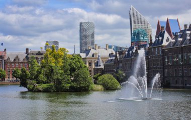 Lahey, Hollanda - 31 Mayıs 2019: Hollanda, Lahey 'deki Binnenhof parlamento binalarındaki Hofvijver göletindeki çeşme ve ağaçlar