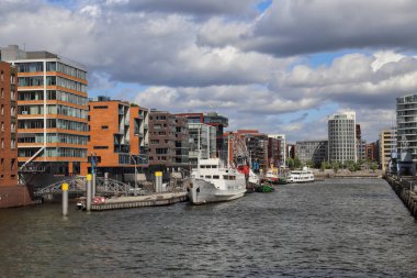 Hamburg, Almanya - 2 Temmuz 2019: 2 Temmuz 2019 'da Hamburg, Almanya' da Sandtorhafen ve tarihi teknelerin modern mimarisi