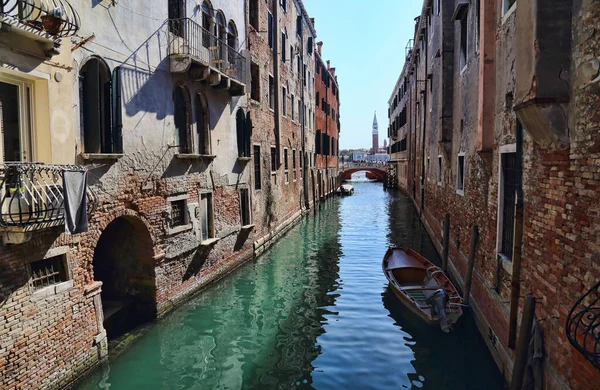 Casas Históricas Con Balcones Estrecho Canal Antiguo Con Pequeño Barco — Foto de Stock