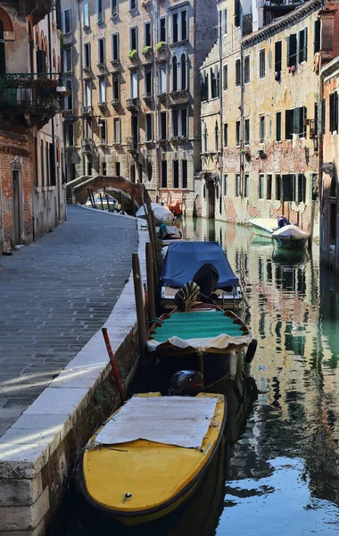 Edificios Históricos Pequeño Puente Sobre Canal Con Barcos Venecia Italia — Foto de Stock