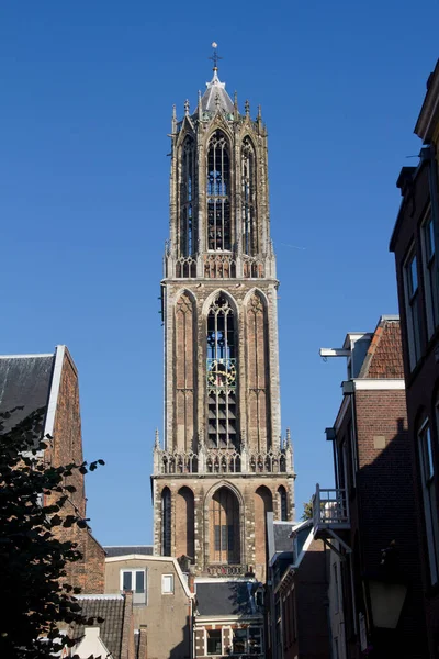 荷兰乌得勒支的一排历史建筑之上的多姆大教堂塔楼 — 图库照片