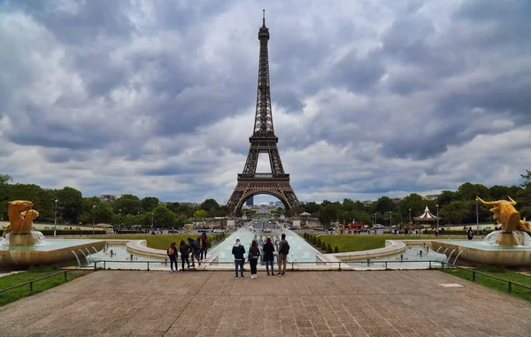 Paris France May 2018 Tourists Trocadero Fountain Park Eifel Tower — Stock Photo, Image