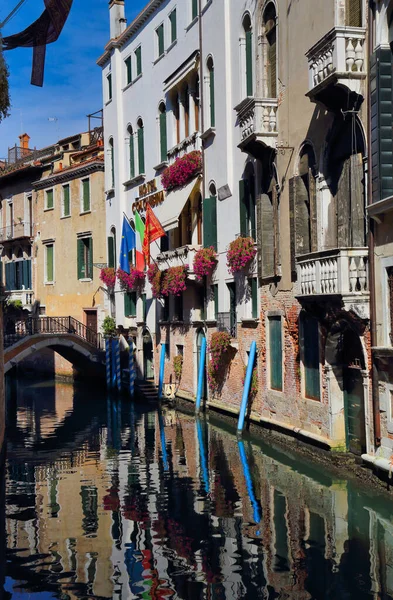 Velence Olaszország 2018 Október Kis Szálloda Zászlókkal Virágokkal Erkéllyel Egy — Stock Fotó