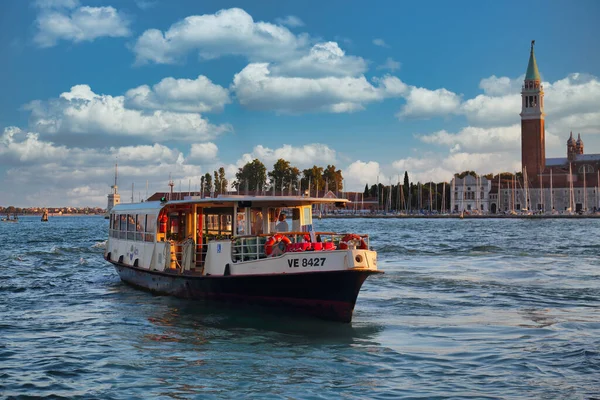 Venecia Italia Septiembre 2018 Ferry Con Pasajeros Laguna Con Torre —  Fotos de Stock