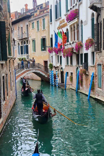 Venice Italy October 2018 Gondoliers Gondolas Tourists Canal Venice Italy — 스톡 사진