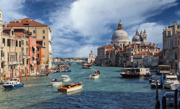 イタリアのヴェネツィア 9月29 2018 9月29 2918にイタリアのヴェネツィアにあるグランドキャナルとサンタ マリア デッラ サルテ教会の船 — ストック写真