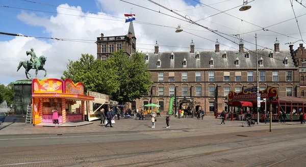 荷兰海牙 2019年5月4日 2019年5月4日 人们在荷兰海牙宾南霍夫议会大楼附近散步 — 图库照片