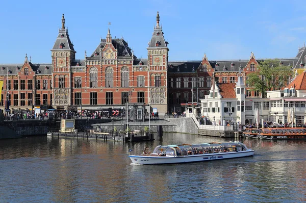 アムステルダム オランダ 2019年5月23日 5月23日のオランダ アムステルダムの中央鉄道駅でのツアーボート — ストック写真