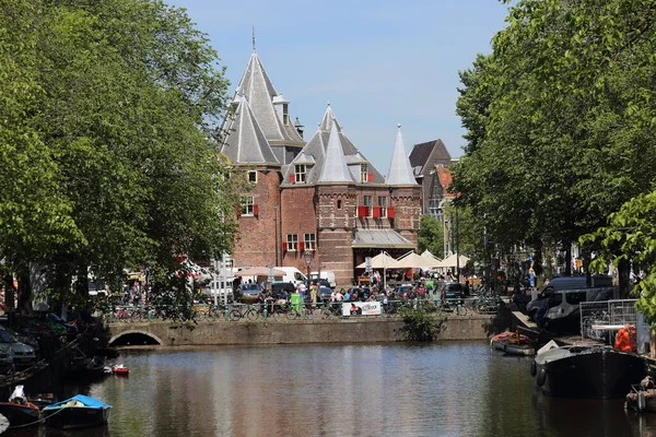 Amsterdã Holanda Maio 2019 Pessoas Mercado Frente Edifício Histórico Waag — Fotografia de Stock