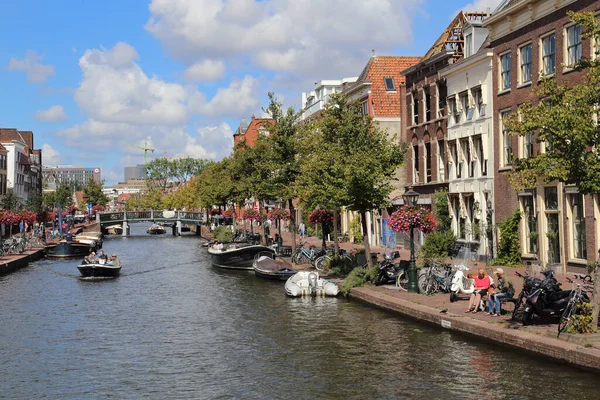 Leiden Niederlande August 2018 Bootsfahrer Sitzen Auf Einem Historischen Kanal — Stockfoto