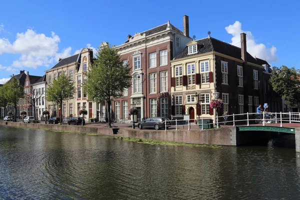 オランダ ライデン 2018年8月11日 オランダ ライデンの運河沿いの橋の上をサイクリングする歴史的建造物と人々 — ストック写真