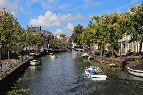 オランダ ライデン 2018年8月11日 オランダ ライデンの運河沿いのボートに乗っている人々 — ストック写真