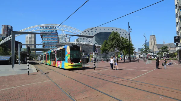 Rotterdam Holandia Lipca 2018 Kolorowy Tramwaj Piesi Centrum Rotterdamu Holandia — Zdjęcie stockowe