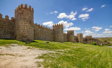 İspanya 'nın Avila kentindeki antik şehir duvarları ve çimenler