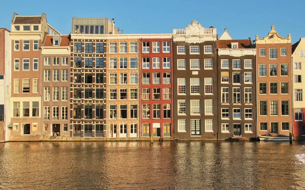 Grandes Edificios Históricos Reflexiones Largo Del Canal Damrak Amsterdam Holanda —  Fotos de Stock