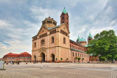 Speyer, Almanya - 2 Mayıs 2014: Turistler 2 Mayıs 2014 tarihinde Almanya 'nın Speyer kentindeki devasa kumtaşı katedralinde cüce gibi göründüler.