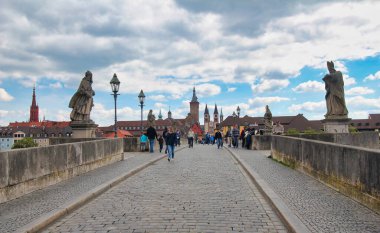 Wurzburg, Almanya - 4 Mayıs 2014: İnsanlar 4 Mayıs 2014 'te Almanya' nın Wurzburg kentindeki ana nehirden geçerek eski Ana Köprüyü geçtiler