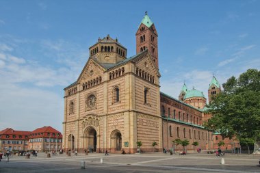 Speyer, Almanya - 2 Mayıs 2014: Turistler 2 Mayıs 2014 tarihinde Almanya 'nın Speyer kentindeki devasa kumtaşı katedralinde cüce gibi göründüler.