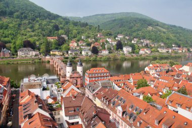 Heidelberg ve Almanya 'daki Neckar nehrinin manzarası Heiliggeist kilisesinin kilise kulesinden, Kutsal Ruh kilisesinden