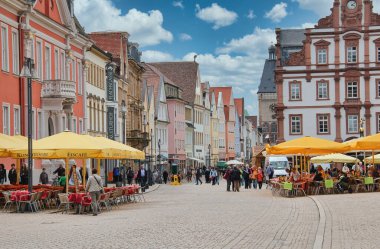 Speyer, Almanya - 2 Mayıs 2014: İnsanlar 2 Mayıs 2014 'te Speyer, Almanya' nın eski merkezindeki tarihi binalar, dükkanlar ve restoranlarla çevrili olarak ana caddede yürüyor