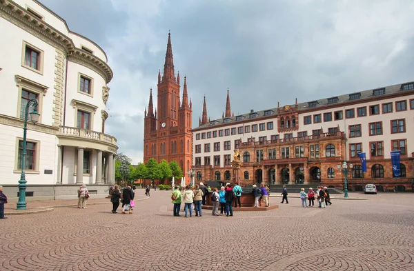 Wiesbaden Niemcy Kwietnia 2014 Ludzie Chodzą Placu Schlossplatz Przed Nowym — Zdjęcie stockowe