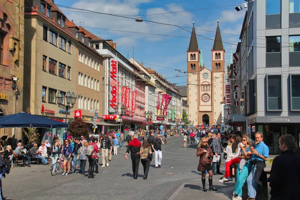 Wurzburg Німеччина Травня 2014 Люди Стоять Ходять Вулиці Перед Церквою — стокове фото