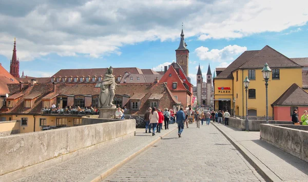 Wurzburg Allemagne Mai 2014 Les Gens Traversent Ancien Pont Principal — Photo