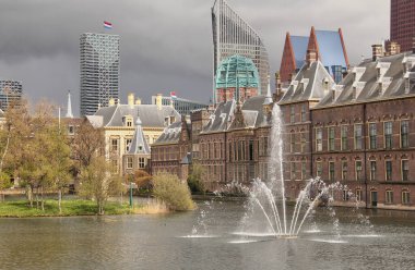 Lahey 'deki Hollanda Parlamentosu Binnenhof' taki Hofvijver göleti, ağaçlar, çeşme ve tarihi binalar.