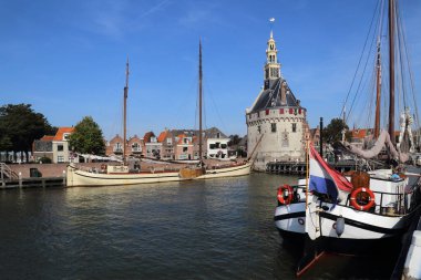 Hoorn, Hollanda 'nın eski limanında tarihi tekneler ve liman kulesi