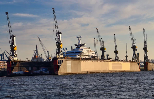 德国汉堡港易北河沿岸的码头和港口起重机 — 图库照片