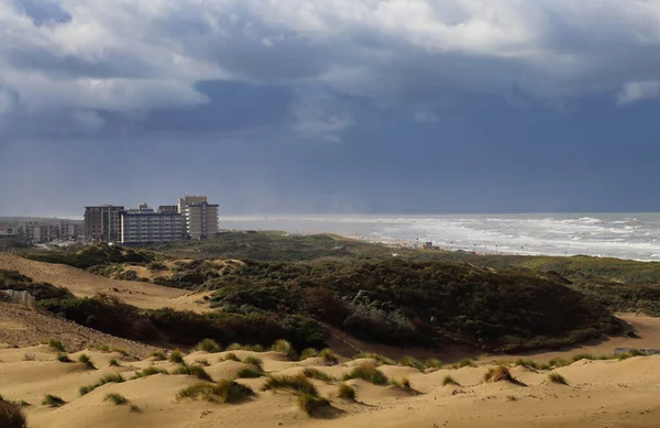 荷兰海牙Kijkduin 北海沿岸的沙丘 有着巨大的云彩和旅馆 — 图库照片