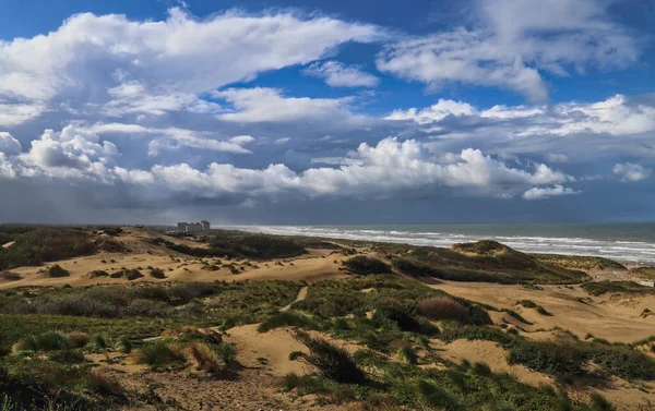 Dunes Északi Tenger Partján Nagy Felhők Szörfözés Kijkduin Hágában Hollandia — Stock Fotó