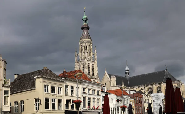 荷兰布雷达的历史建筑和教堂塔 — 图库照片