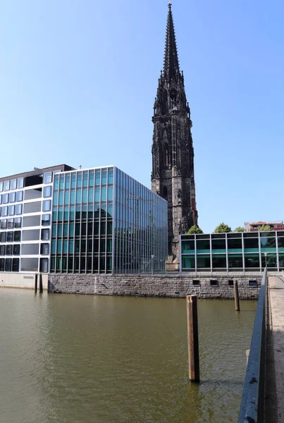 Torre Nicholas Igreja Nikolaikirche Que Levanta Acima Escritórios Modernos Hamburgo — Fotografia de Stock